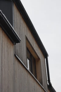 Entdecken Sie die Vorteile der Holzmassivbauweise: Ökoeffizient, energieeffizient und wirtschaftlich – eine nachhaltige Alternative zum traditionellen Massivbau.
