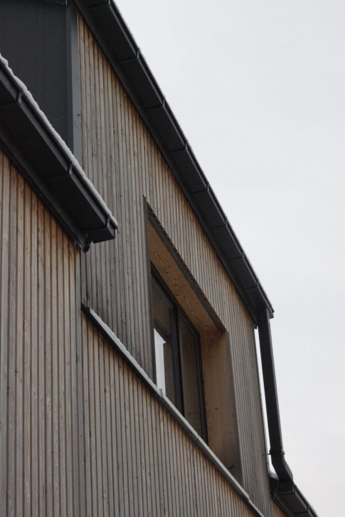 Entdecken Sie die Vorteile der Holzmassivbauweise: Ökoeffizient, energieeffizient und wirtschaftlich – eine nachhaltige Alternative zum traditionellen Massivbau.